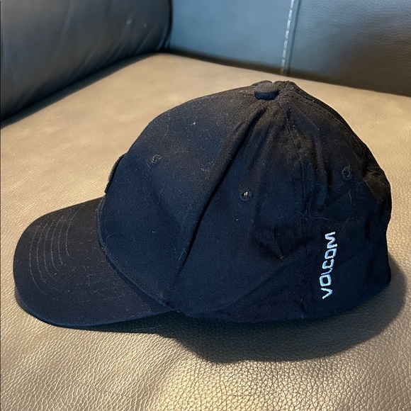 Volcom Full Stone Flexfit hat in black, EUC - Picture 3 of 7